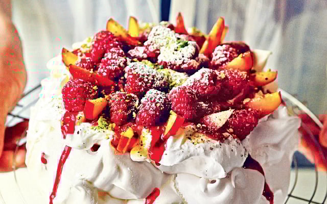 Pavlova aux framboises, nectarines et pistaches