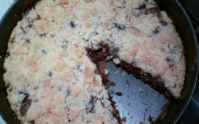Gâteau au chocolat et aux poires, sous son crumble
