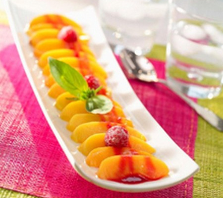 Tuiles de pêche jaune et coulis de framboise à la chicorée