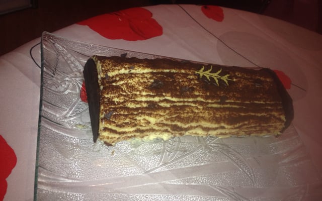 Roulé fourré mascarpone-chocolat blanc-orange, glaçage au chocolat noir