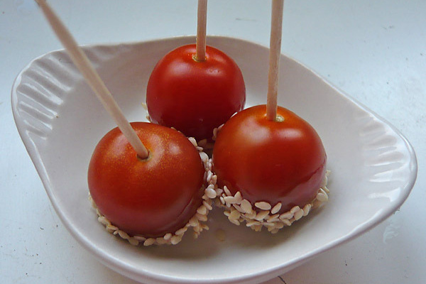 Tomate caramélisée et graines de sésame