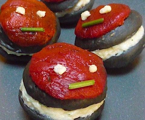Whoopies noirs à la morue et au piquillo