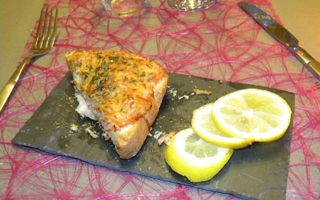 Toast au saumon gratiné