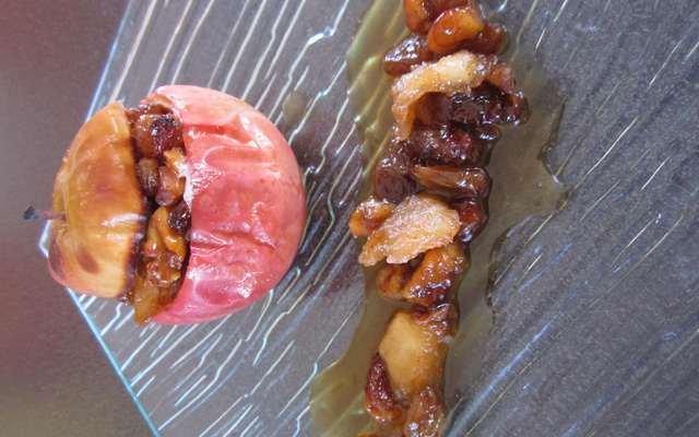 Pomme farcie aux noix caramélisées et raisins au calvados