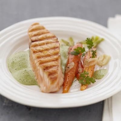 Pavé de saumon écossais Label Rouge à l'émulsion de cresson, carottes à l'ail