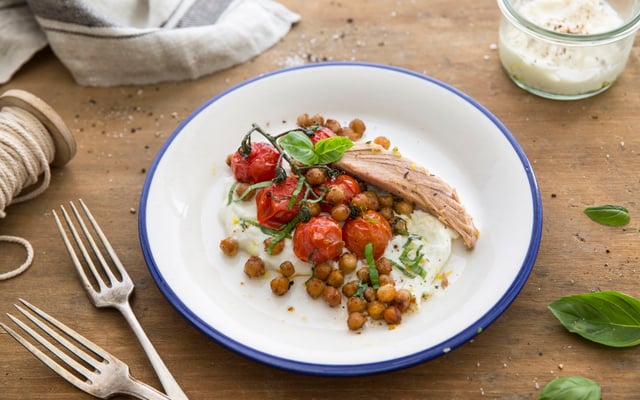 Thon basilic, tomates et pois chiches rôtis, crème de ricotta