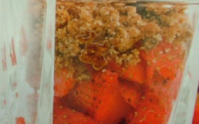 Crumble d'olives sur fraises, gelée d'oranges mousse au chocolat