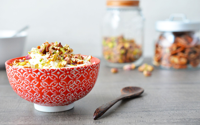 Yaourt miel, noix et eau de fleur d'oranger