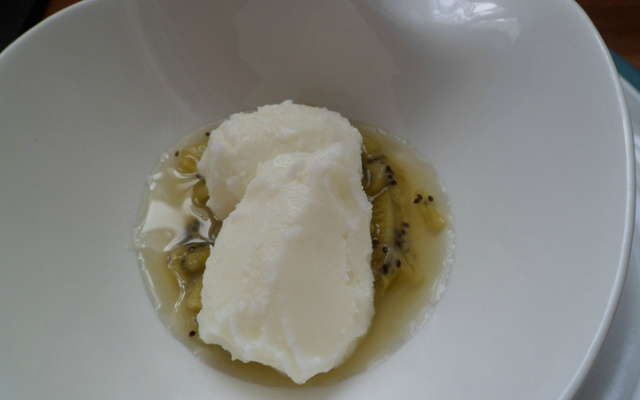Sorbet mascarpone-citron sur lit de kiwi de l'Adour et son jus