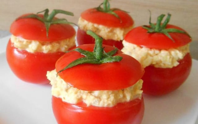 Tomates farcies au thon & œuf dur