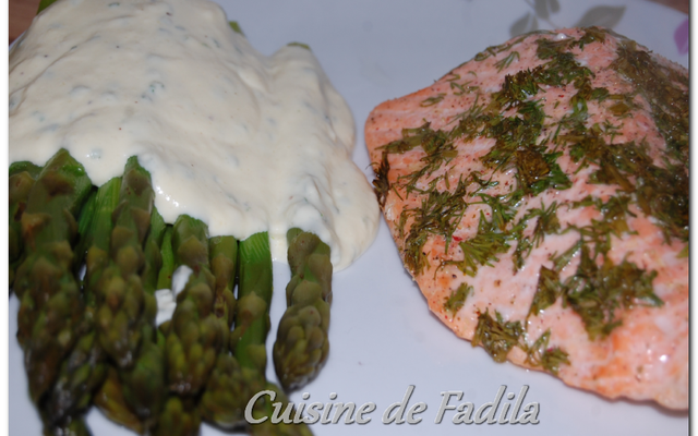 Dos de saumon à l'aneth et asperges vertes sauce parmesan