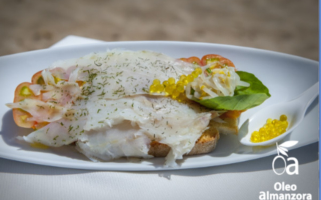 Morue fumée sur pain grillé et tomate lait de raf avec des perles