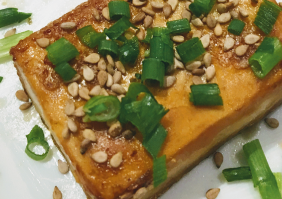 Dés de tofu marinés enrobés de graines de sésame