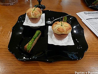 Œufs surprise au saumon et morilles, vapeur de truffe