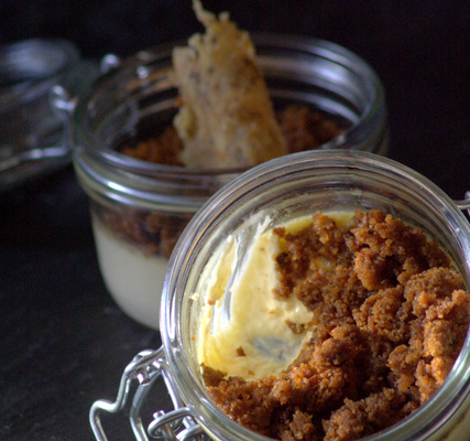 Petits pots de crème de Comté en croûte de pain d'épices façon crumble et tuile de Comté