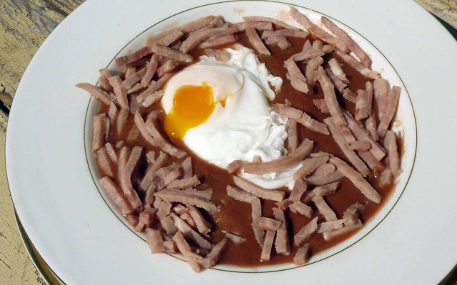 Sauce  lie-de-vin à l'œuf mouillette... et tombée de bacon .