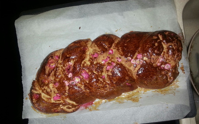 Brioche tressée aux pralines roses