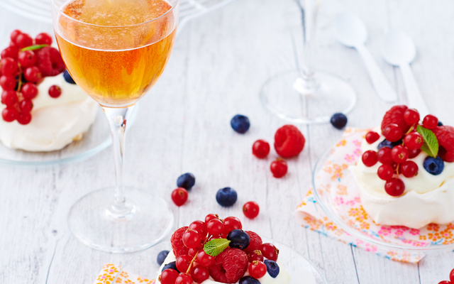 Mini pavlova aux fruits rouges nappée d'une crème fouettée légère au cidre