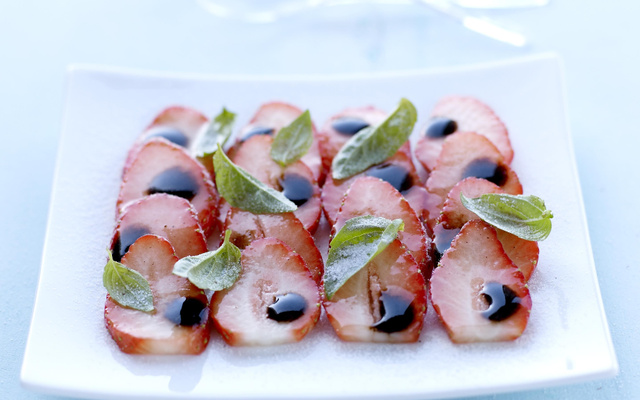 Carpaccio de fraises, balsamique et basilic