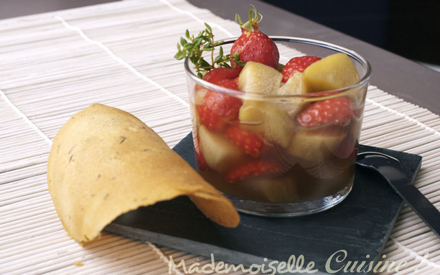 Soupe fraises rhubarbe et tuiles au thym