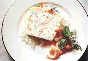 Terrine de truite froide, servie avec une sauce montée à l'huile et aux crevettes