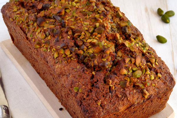 Cake aux courgettes, chocolat noir & pistaches