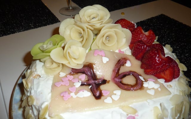 Charlotte à la banane et aux fraises