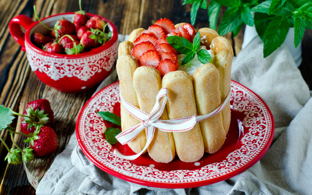 Charlotte aux fraises, sirop de fraises, fromage blanc
