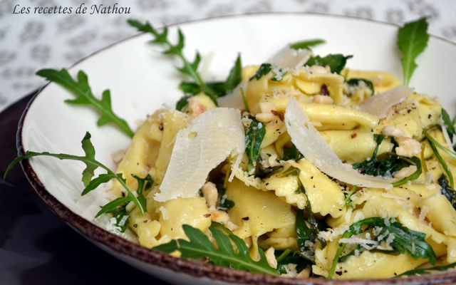 Tortellinis à la roquette fondante et noisettes grillées