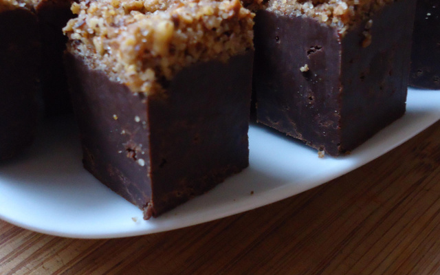 Fudges au chocolat noir, spéculoos et pralin