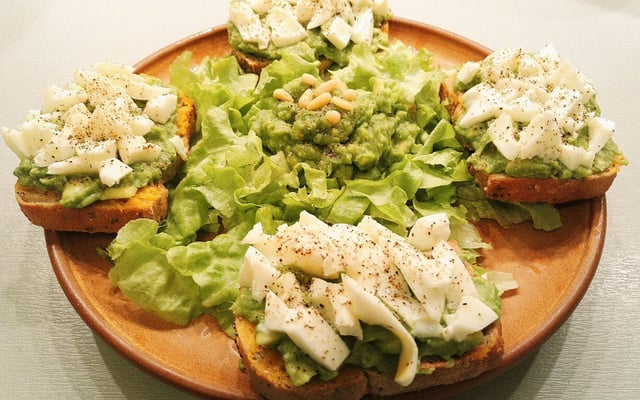 Tartines à l'avocat et à l'œuf