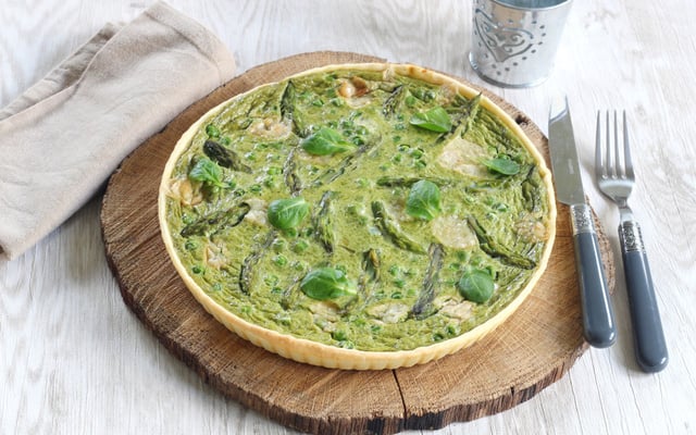 Quiche végétarienne aux asperges, petit pois et mâche