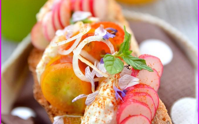 Brushetta cottage cheese, légumes croquants