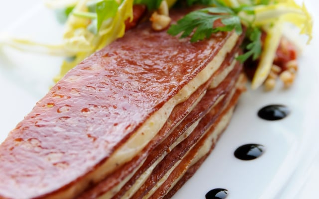 Millefeuilles de diots fumés et mousseline de reblochon à la graine de moutarde, salade de pissenlits aux noix