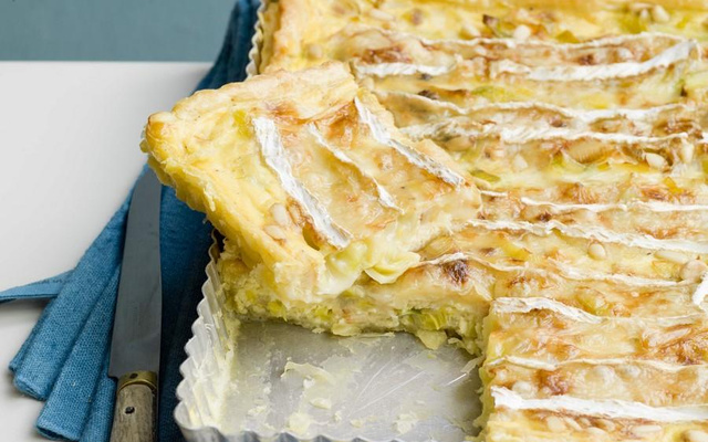 Quiche aux poireaux, brie et pignons de pin grillés