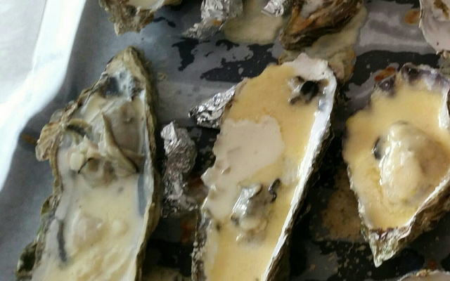 Huîtres chaudes gratinées au camembert