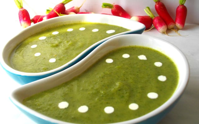 Velouté de fanes de radis parfumé au gingembre et à la coriandre