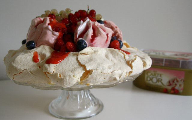 Pavlova aux fruits rouges & glace Carte d'Or® façon glacier fraise et morceaux de meringue
