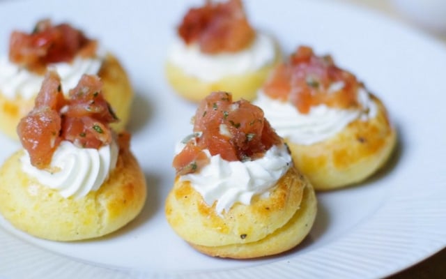 Petits choux farcis au fromage et saumon fumé