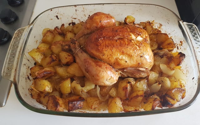 Poulet au four aux herbes sur lit de pommes de terre
