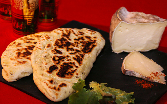 Naans à la tomme de Savoie farcis au poulet tandoori