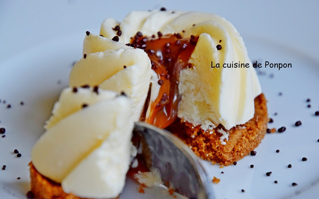 Mousse glacée au citron sur spéculoos et confiture de lait
