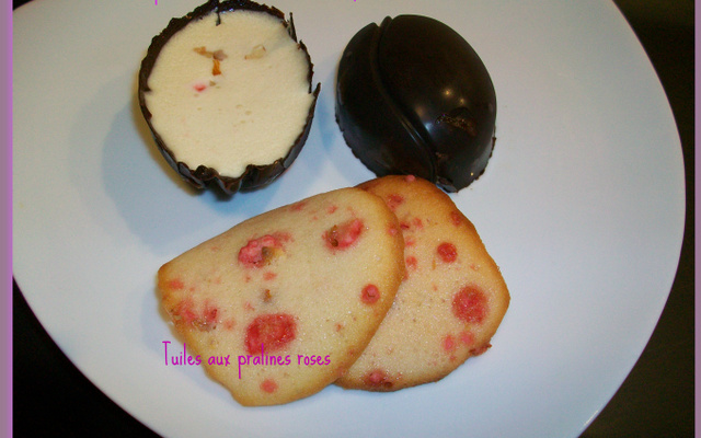 Sous une coque en chocolat, mousse café & pralines roses