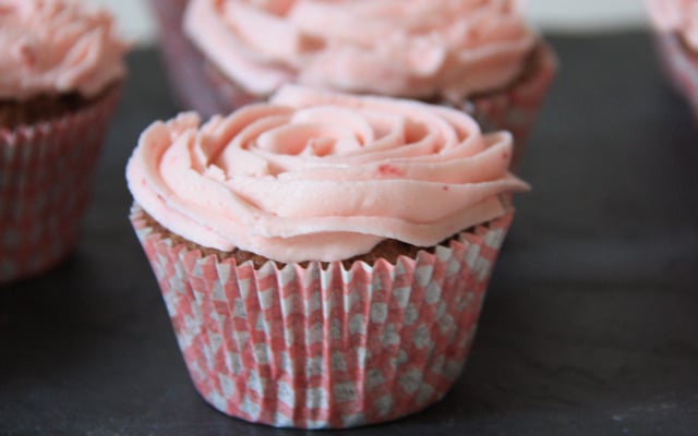 Cupcakes au chocolat et à la framboise façon rose