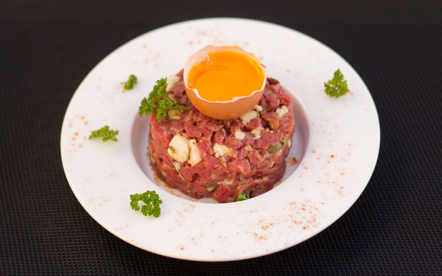 Tartare de bœuf au roquefort et aux noisettes