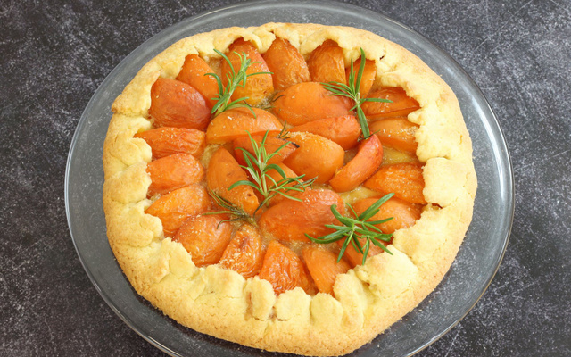 Tarte rustique aux abricots et au romarin