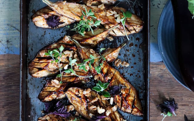 Aubergines de France grillées au miso, noix et graines germées