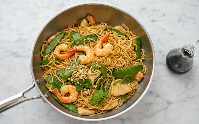 Wok de nouilles chinoises aux crevettes et poulet