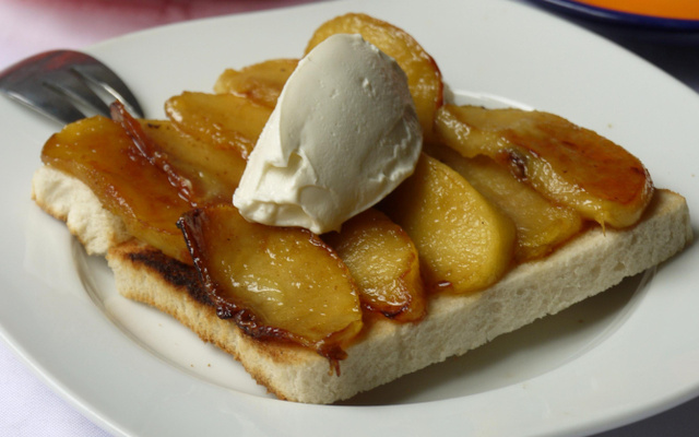 Tartine façon tarte tatin, quenelle de St-Môret®