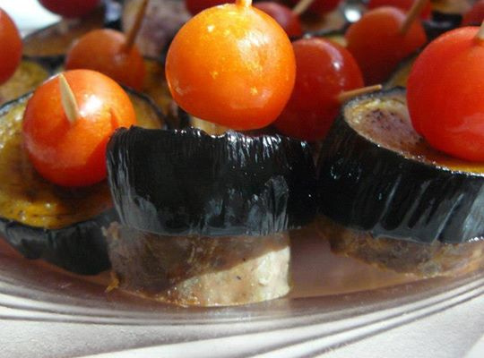 Brochettes de saucisse de foie, aubergine et tomate cerise